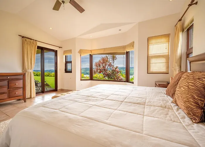 Ferienhaus & Volcano Views: 2-unit Retreat W/ Hot Tub!