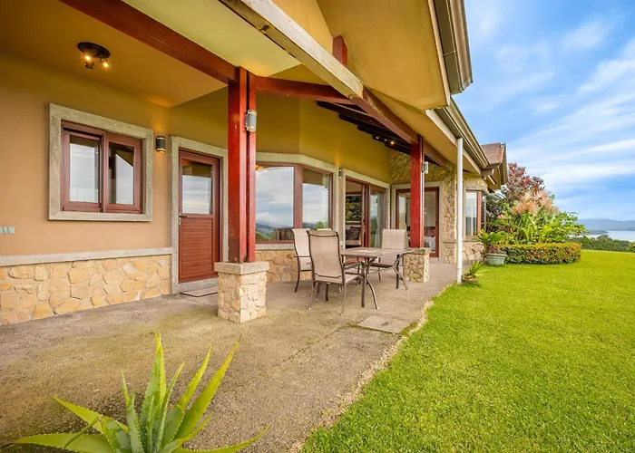 Ferienhaus & Volcano Views: 2-unit Retreat W/ Hot Tub!